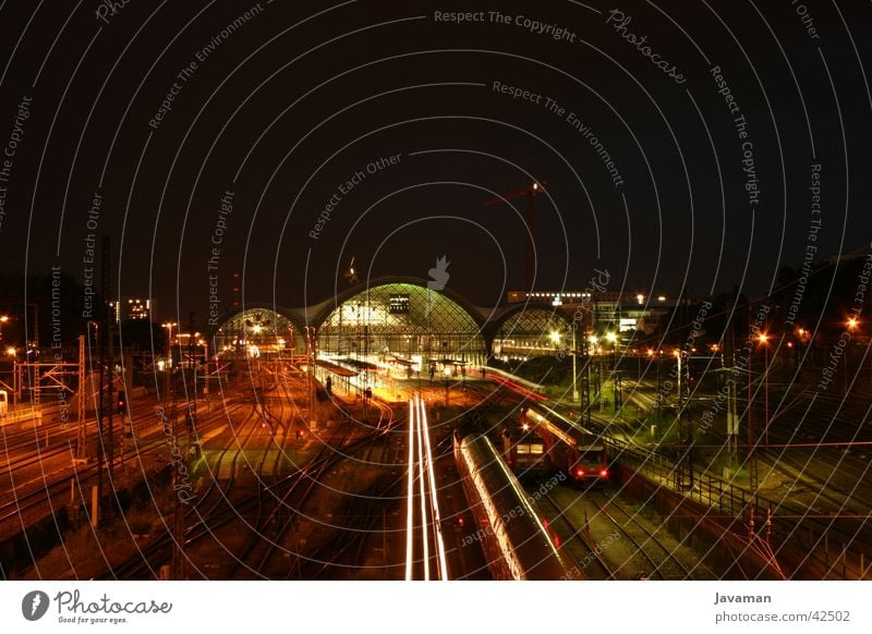 Bahnhof Dresden Straßenbahn Gleise Nacht Langzeitbelichtung Verkehr Eisenbahn