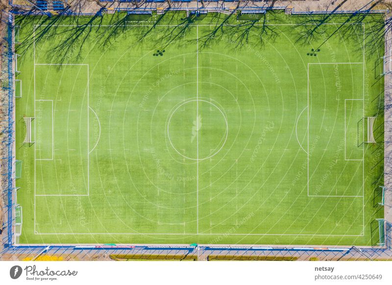 Luftaufnahme eines leeren Fußballfeldes in Europa Top Ansicht Feld Antenne Gericht Platz oben Dröhnen Stadion Textur Tor Rasen Gegend Hintergrund Ball Zentrum