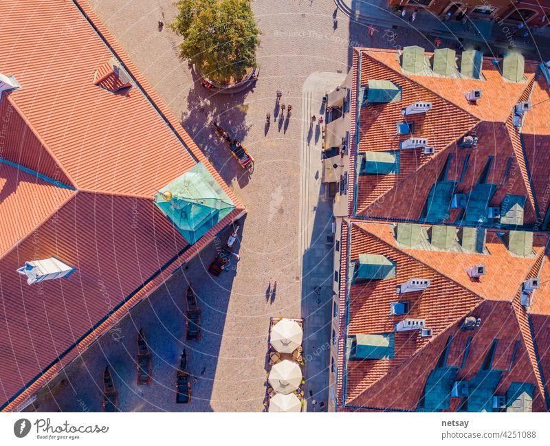 Luftaufnahme der roten Ziegeldächer in der Altstadt von Warschau, Polen architektonisch Architektur Ballons blau Gebäude Kapital Schloss Burg oder Schloss