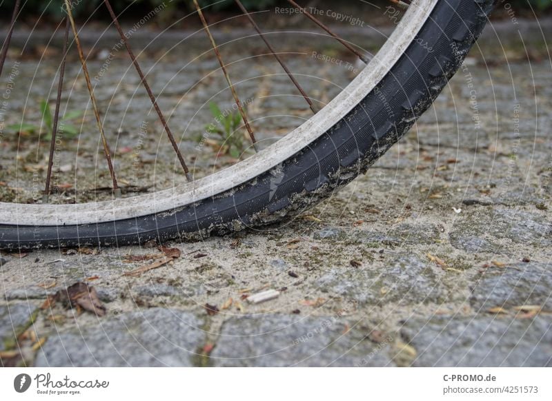 Fahrrad hat einen platten Reifen Fahrradreifen Felge Luft raus kaputt Fahrradfahren Fahrradtour Fahrradpneu Profil Loch Ventil