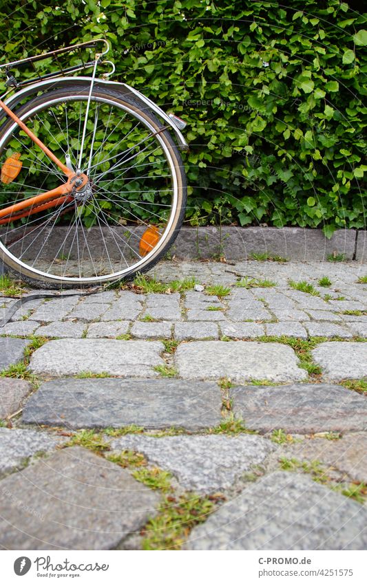 Fahrrad hat einen platten Reifen II Fahrradreifen Felge Luft raus kaputt Fahrradfahren Fahrradtour Fahrradpneu Profil Loch Ventil