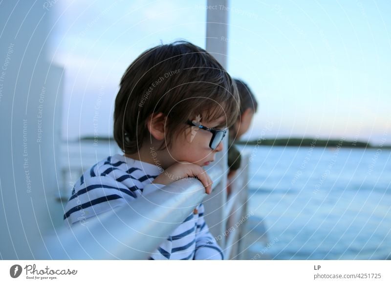 Porträt eines Kindes mit Brille und Blick auf das Wasser Schwierigkeiten Einfühlungsvermögen Herausforderung komplex Bedarf beruhigend Verhalten