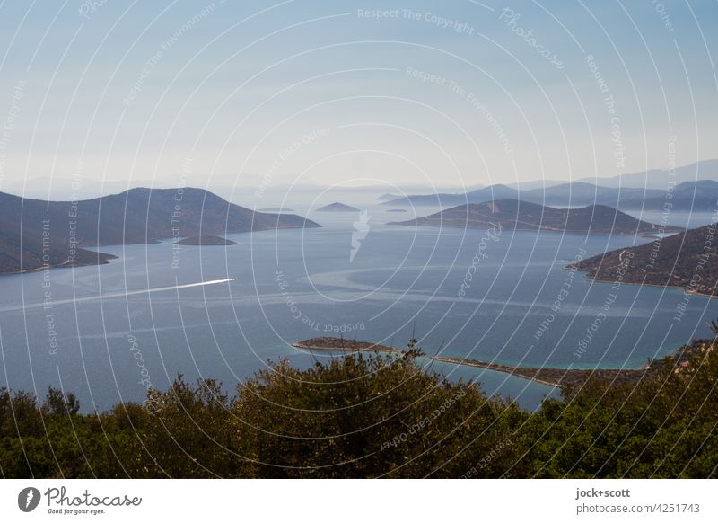 erfreulicher Ausblick auf die Weiten des Meeres Landschaft Horizont Ferne Küste Gedeckte Farben Silhouette Ägäis Bucht Dämmerung Panorama (Aussicht) Nebel