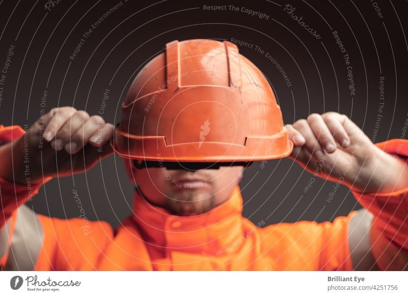 Bahnarbeiter setzt Schutzhelm auf Dienst Gesicht Arbeitsplatz Menschen Schiene Ingenieur jung Hut Arbeiter Job männlich Maschinenbau schützend Beruf Industrie