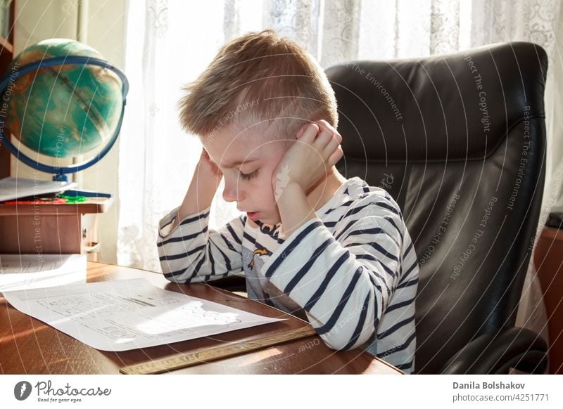 glücklicher Junge denkt über die Lektionen nach Hausaufgabe Tun Kind wenig heimwärts allein Menschen Person Kaukasier Kindheit Bildung lernen Schule Buch