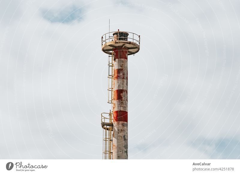 Fabrik Schornstein Close up mit einem hellen Himmel mit Kopie Raum, Konzept Verschmutzung Chemikalie Klima Verunreinigung umgebungsbedingt Brennstoff Gas