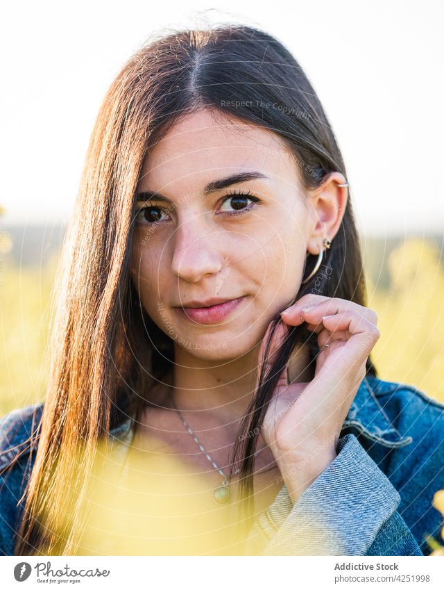 Frau stehend auf grünem Feld freudig Stil Blüte Sommer Natur sorgenfrei sonnig Raps feminin Blütezeit Gelassenheit emotional attraktiv schön Angebot sensibel