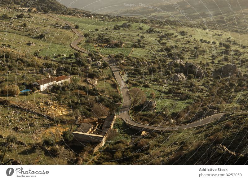 Drohnenansicht ländlicher Hütten auf grünem Terrain Cottage Gelände hügelig Landschaft Hügelseite üppig (Wuchs) pflanzlich Natur Haus wohnbedingt verweilen