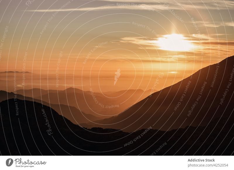 Beeindruckender Sonnenuntergang über endlosem, rauem Hochland Berge u. Gebirge malerisch Natur Formation Abend Landschaft majestätisch Gelände reisen Sevilla