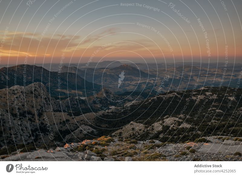 Malerische Berglandschaft mit viel Grün bei Sonnenuntergang Berge u. Gebirge rau Kamm felsig Hochland Landschaft malerisch geräumig Formation Abenddämmerung