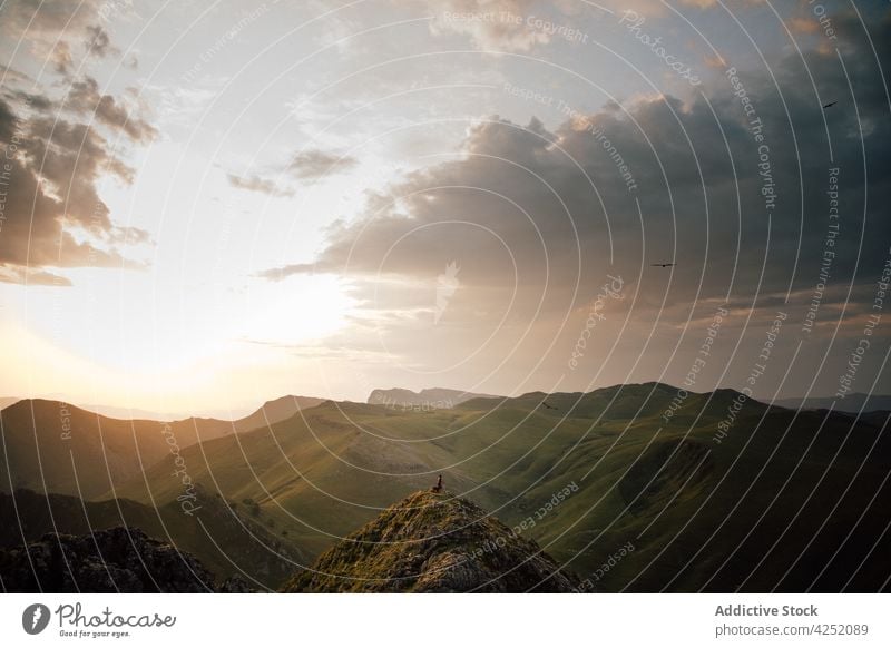 Grün bedeckte Berge am Abend Berge u. Gebirge Kamm grün Tal Sonnenuntergang Natur malerisch Hochland atemberaubend Ambitus wolkig Landschaft Himmel