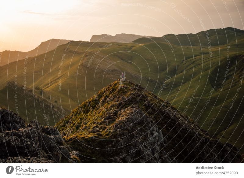 Grün bedeckte Berge am Abend Berge u. Gebirge Kamm grün Tal Sonnenuntergang Natur malerisch Hochland atemberaubend Ambitus wolkig Landschaft Himmel