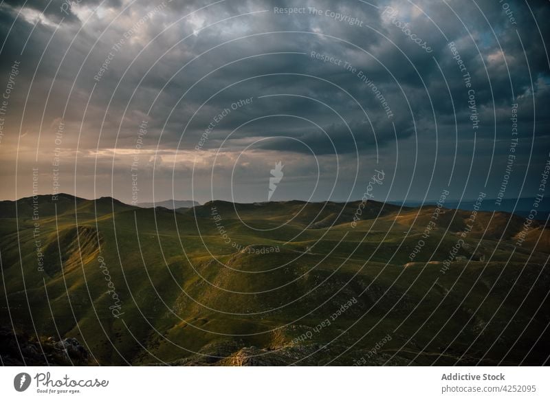 Wunderschöne Berglandschaft am Abend Natur Berge u. Gebirge Himmel Umwelt wolkig Kamm Gelände bedeckt Ambitus Landschaft atemberaubend prunkvoll Hügel