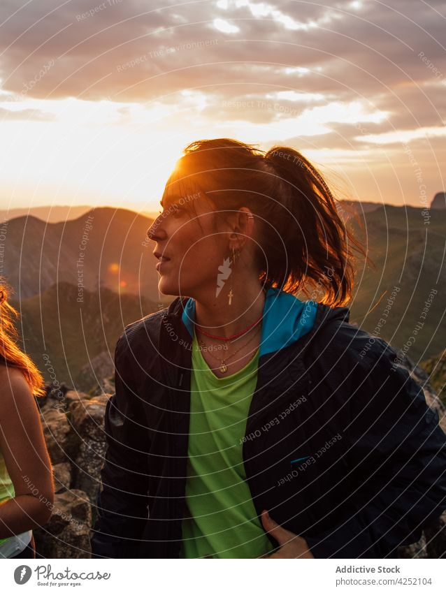 Frau mit Freund beim Wandern in den Bergen Wanderung Berge u. Gebirge Trekking Sonnenuntergang Himmel Cloud Natur Zusammensein reisen Partnerschaft Reisender