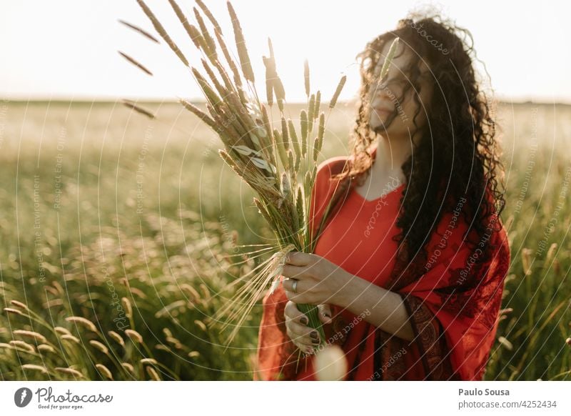 Frau pflückt Blumen Frühling authentisch Porträt Frühlingsgefühle Jugendliche Farbfoto schön Mensch Außenaufnahme Natur 18-30 Jahre Glück Tag Lifestyle Freude