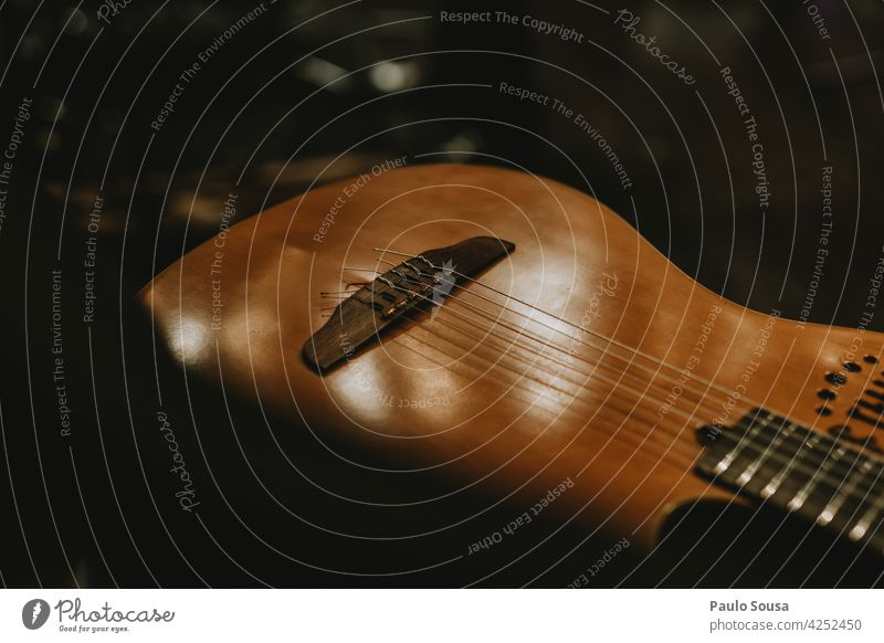 Nahaufnahme Gitarre Gitarrensaite Schnur Musikinstrument Detailaufnahme musizieren Freizeit & Hobby Saite Streichinstrumente akustisch akustische Gitarre