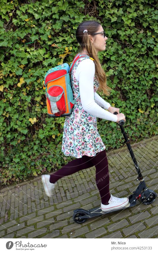 unterwegs zur Schule Schulkind Klasse Mädchen Schulmädchen Teenager Schultasche Gymnasium Bildung schülerin Schulranzen Roller Zöpfe Wege & Pfade Schulweg