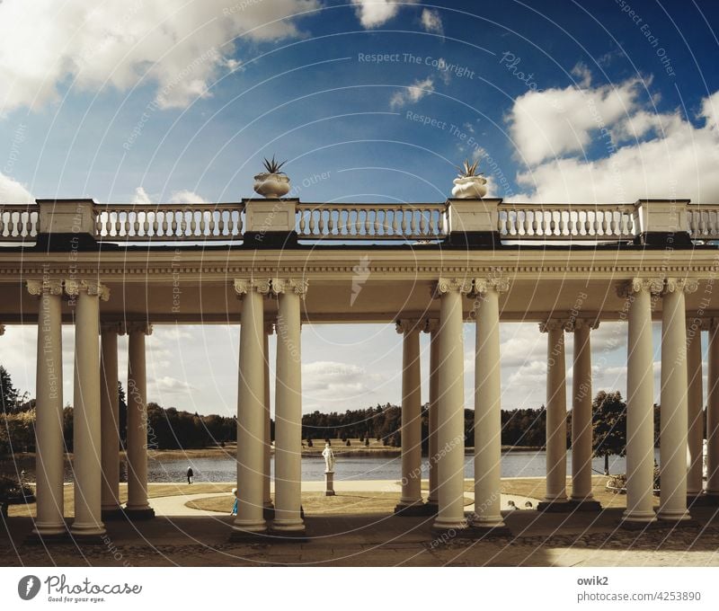 Unter den Säulen Sommer Barockschloss Horizont Wolken Himmel Wald Seeufer Außenaufnahme Sonnenlicht Textfreiraum oben Totale Strukturen & Formen Farbfoto