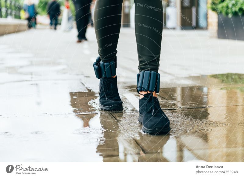 Frau läuft im Stadtgebiet rennen Frau joggt Joggen im Freien Jogger Sport Läufer Erwachsener Training Stauanlage Knöchelgewichte Großstadt Knöchel-Armreifen