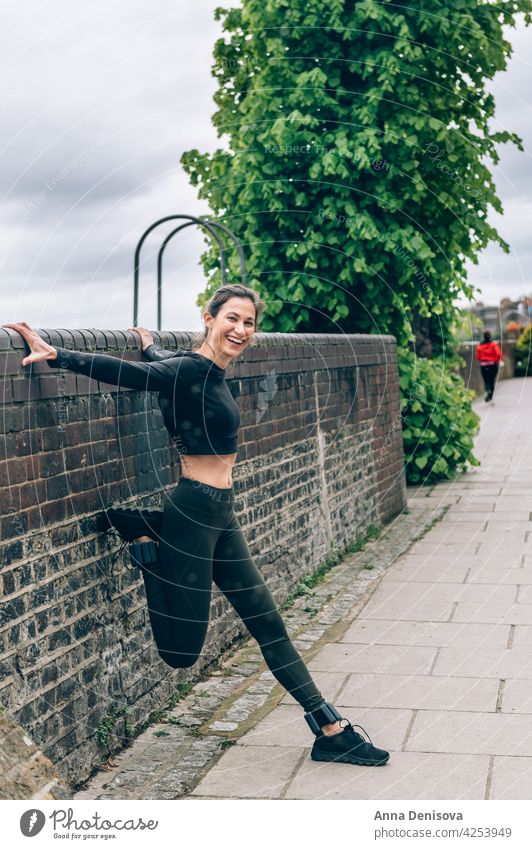 Frau läuft im Stadtgebiet rennen Joggen im Freien Jogger Sport Läufer Erwachsener Training Stauanlage Knöchelgewichte Großstadt Knöchel-Armreifen Fitness