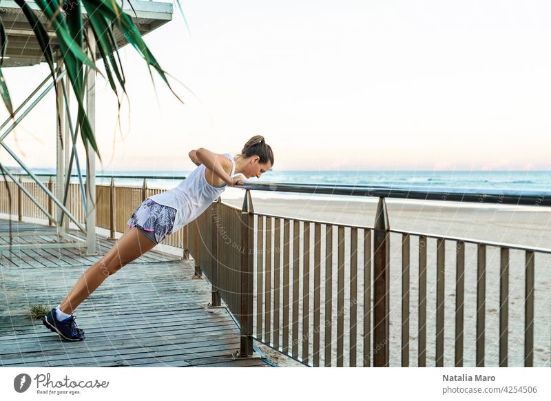 Junge schöne sportliche Frau macht Übungen am Strand Wasser Person Sport Fitness Sommer Natur Sonne Frühling Training passen Lifestyle Gesundheit jung MEER