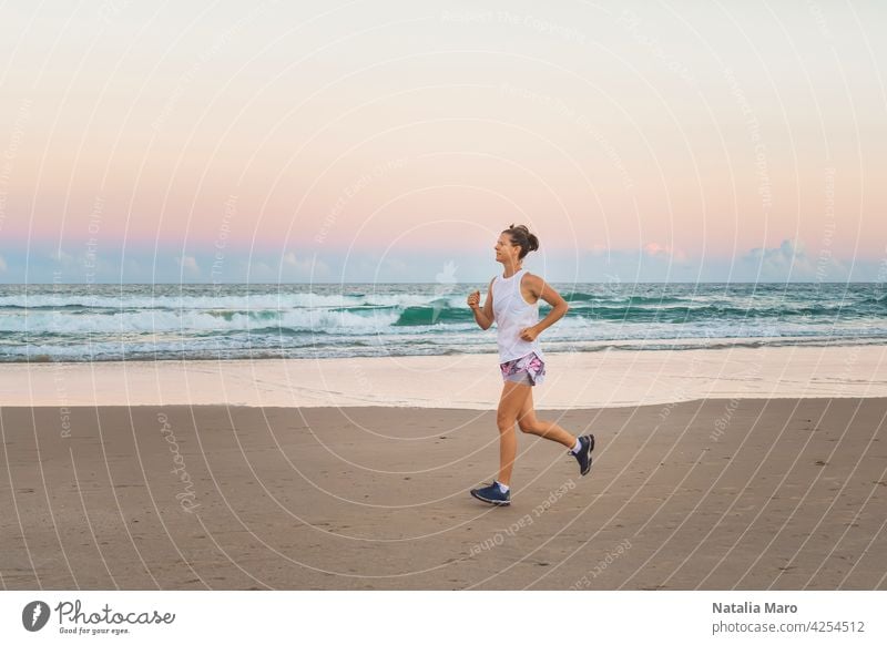 Junge schöne sportliche Frau macht Übungen am Strand Wasser Person Sport Fitness Sommer Natur Frühling Training passen Lifestyle Gesundheit jung MEER Athlet