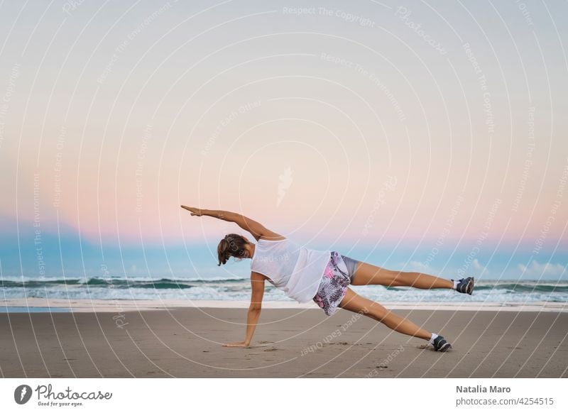 Junge schöne sportliche Frau macht Übungen am Strand Wasser Person Sport Fitness Sommer Natur Frühling Training passen Lifestyle Gesundheit jung MEER Athlet