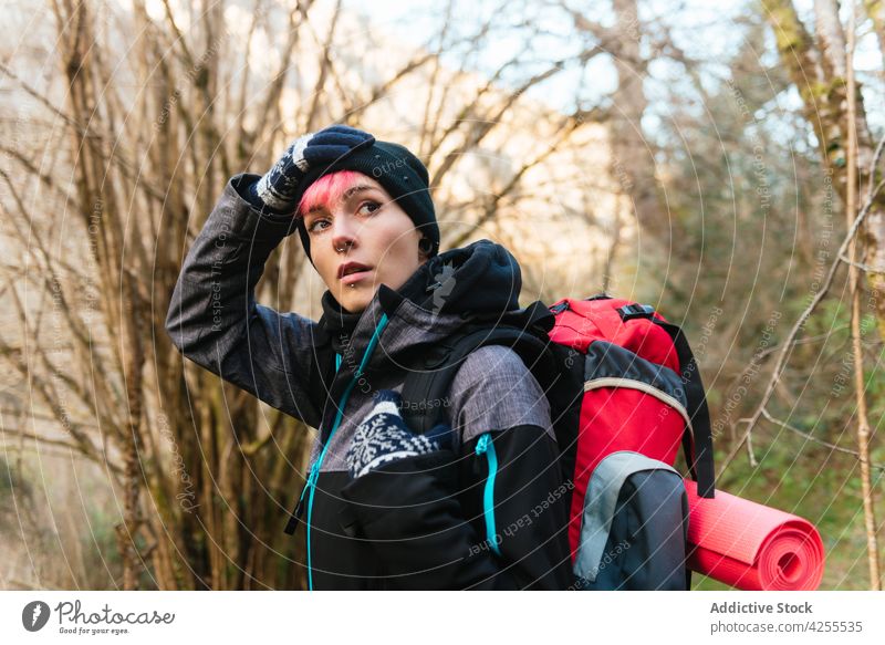 Frau in der Natur stehend beim Wandern Wanderung Trekking Ausflug Wald Abenteuer Wanderer Tourismus Reise Rucksack reisen Reisender warme Kleidung Backpacker