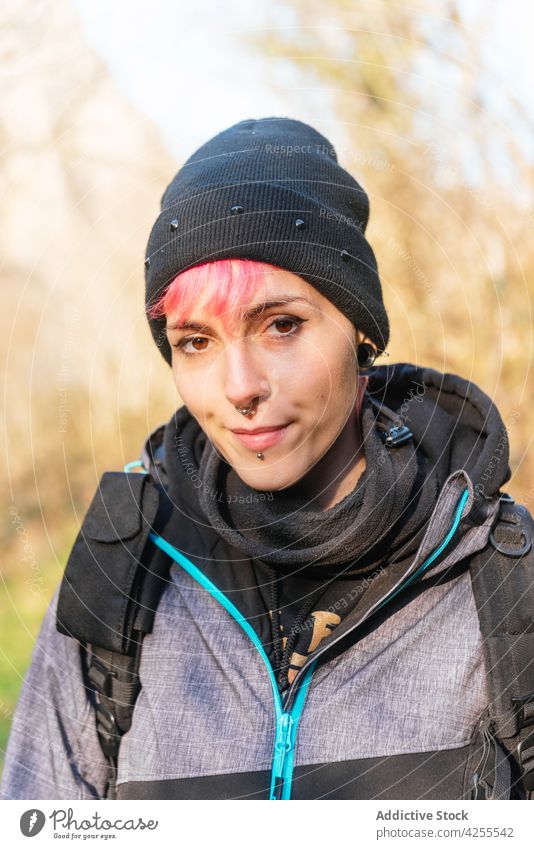 Fröhliche Frau, die beim Wandern in der Natur steht Wanderung Trekking Ausflug Wald Abenteuer Wanderer Tourismus Reise Rucksack reisen Reisender warme Kleidung