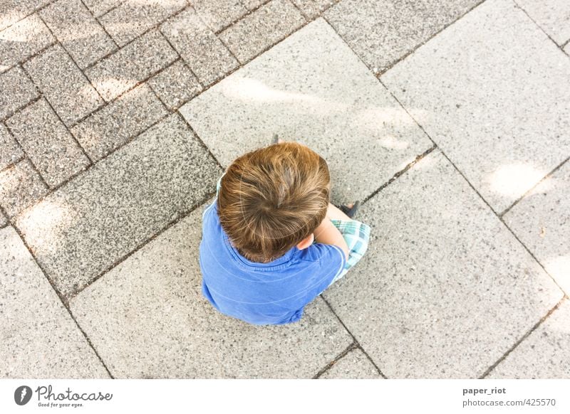 eingeschnappt Erholung Bildung Kindergarten maskulin Junge Bruder Leben Kopf 1 Mensch 3-8 Jahre Kindheit Straße T-Shirt Hose brünett kurzhaarig Stein Denken