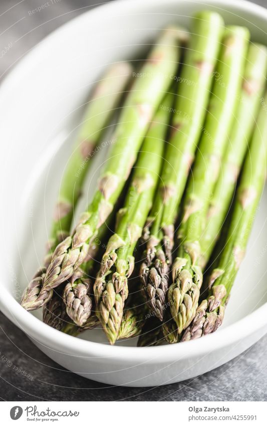 Spargel in weißer Keramikauflaufform. frisch backen Speise Selektiver Fokus abschließen Gesundheit Lebensmittel Gemüse Vegetarier roh Verdunstung grün