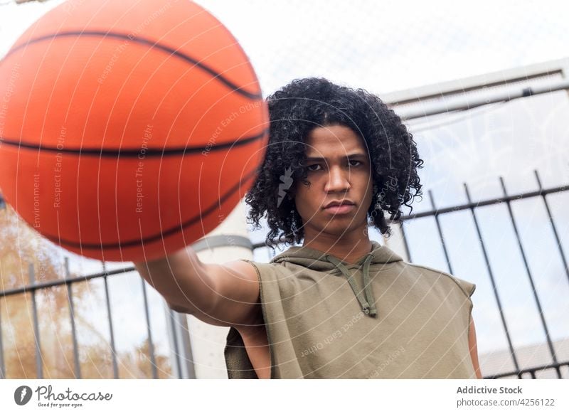 Schwarzer Basketballspieler mit Ball im Park Mann Spieler werfen Sport Training spielen Hobby üben männlich Aktivität Sportpark Athlet Gericht ernst lässig