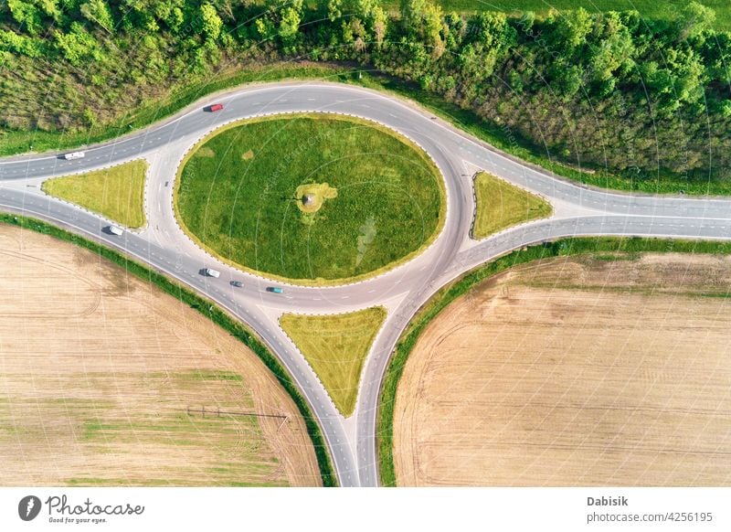 Luftaufnahme der Kreisverkehrskreuzung Querstraße Antenne kreisen Verkehr Umlauf Autobahn rund Landschaft Top Ansicht Architektur Asphalt PKW Großstadt Laufwerk