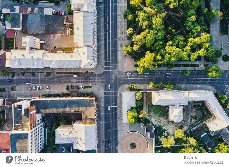 Luftaufnahme einer Stadtkreuzung mit Autos Querstraße Verkehr Großstadt Straße Architektur Antenne weißrussland Gebäude Stadtbild Land Ausflugsziel Europa