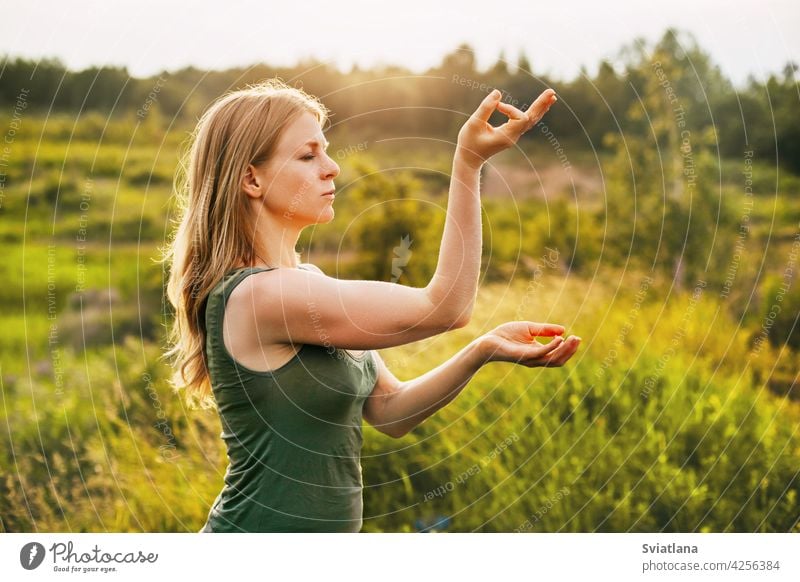 Schöne Blondine macht Yoga an der frischen Luft. Das Konzept der geistigen Gesundheit und gesunden Lebensweise jung Frau Asana im Freien Natur