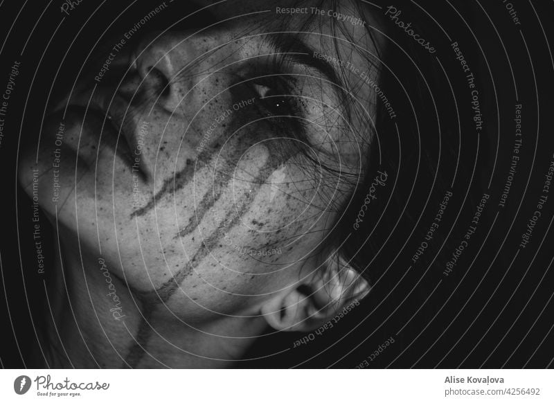Gesicht dunkel Porträt Schwarz-Weiß-Portrait Tränen Gesicht in Nahaufnahme zusammenstellen dunkles Haar Mädchen dunkle Augen dunkle Augenbrauen