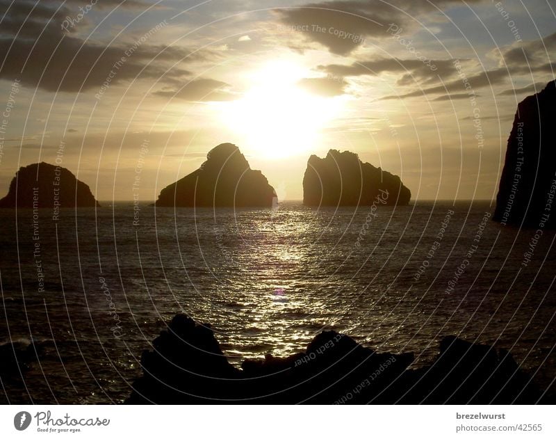 kitschiger Sonnenuntergang Meer Küste Kitsch Dämmerung Felsen Ferne Himmel vestmannaeyar Vestmannaeyjar Inseln romatisch Abend Berge u. Gebirge Wasser