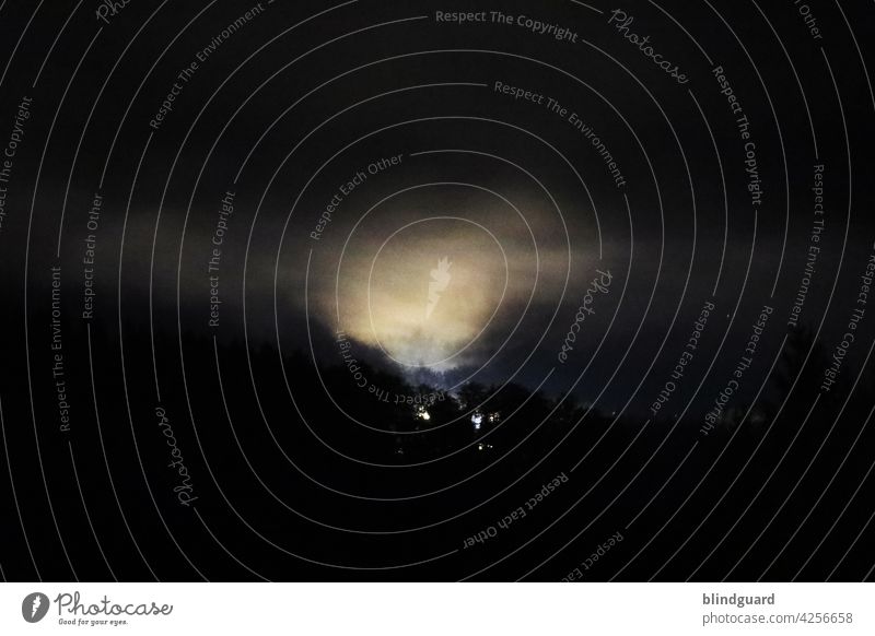 Im Tal da is' was los Nacht Dunkelheit Licht Beleuchtung Action Nebel Lichter Aura Unschärfe dunkel verschwommen unscharf Menschenleer Suche hell leuchten