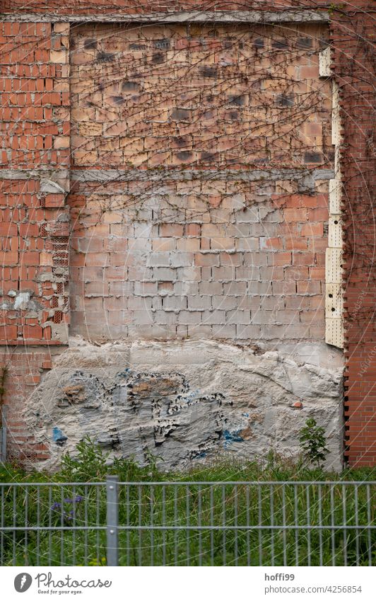 das Fenster ist zugemauert zugemauerte Fenster Zugemauerte Öffnung Baustelle verfallenes Gebäude Fassade alt Verfall Vergänglichkeit Ruine Zerstörung Renovieren