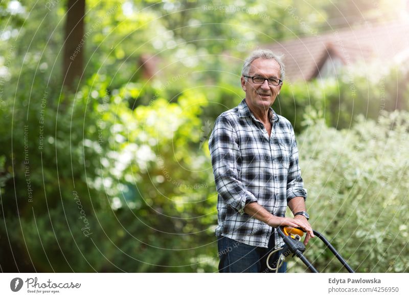 Reifer Mann arbeitet im Garten Senior alt Männer männlich heimwärts Haus Menschen Lifestyle genießend zu Hause häusliches Leben echte Menschen Rentnerin