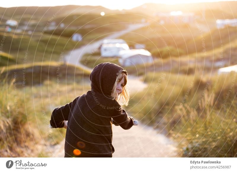 Kleines Mädchen Radfahren in Campingplatz am Meer, Texel, Holland MEER Strand Sonnenuntergang Abenddämmerung Familie Sicherheit Menschen Kinder Fahrradfahren