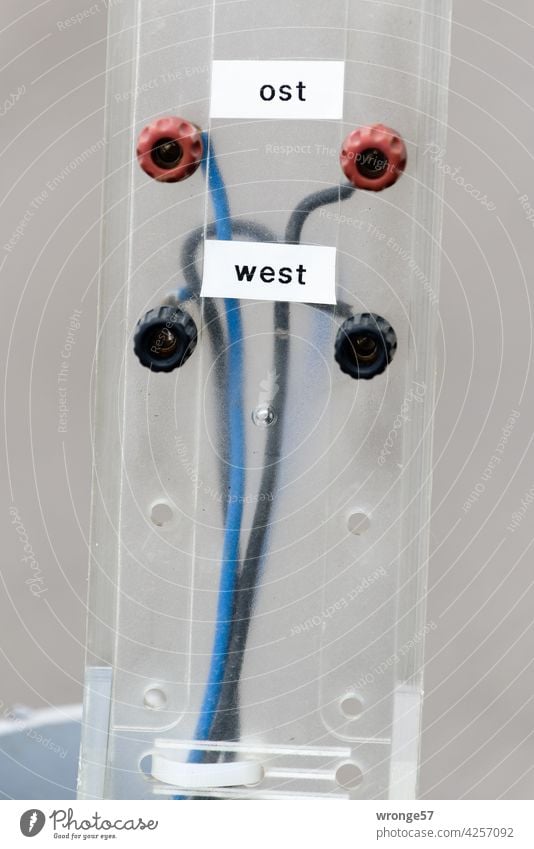 Stromgrenzgebiet Ost West Strommessung Messbuchsen Straßenlaterne Straßenbeleuchtung Grenze Laterne Außenaufnahme Lampe Laternenpfahl Farbfoto Beleuchtung