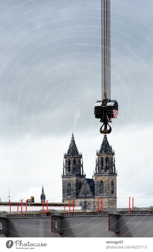 Den Magdeburger Dom an den Haken nehmen Domtürme Kranhaken versetzen anhängen Farbfoto Sehenswürdigkeit Außenaufnahme Wahrzeichen Menschenleer Stadtzentrum