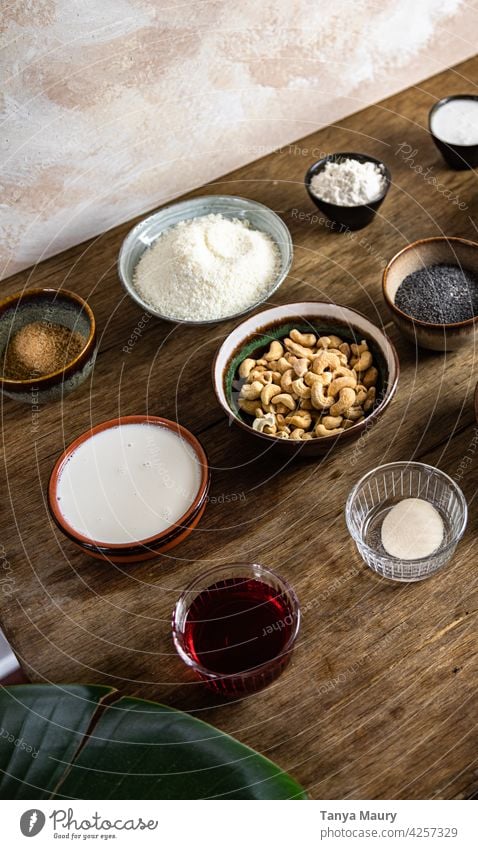 Zutaten für ein veganes Gebäckrezept zusammenstellen Bestandteil hölzern Hintergrund Draufsicht verschiedene Lebensmittel Rahmen Glas Gesundheit Backzutat Holz