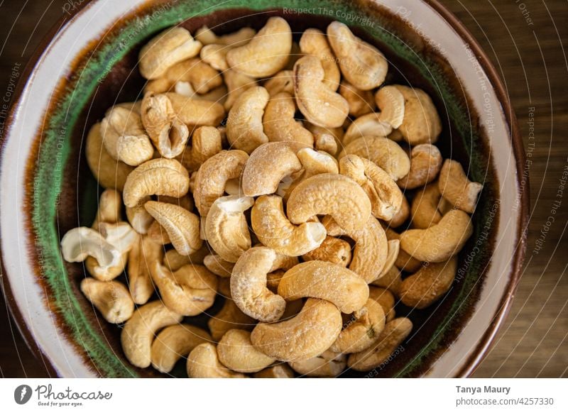 geröstete Cashewnüsse in einer Keramikschale Cashewnuss Snack Vitamin Vegane Ernährung Stillleben Zutaten Vegetarische Ernährung Nahaufnahme organisch natürlich