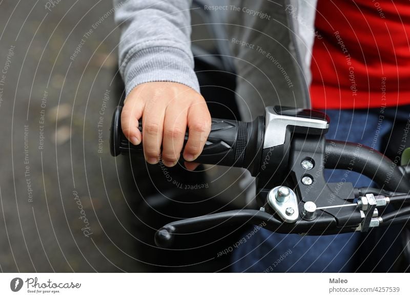 Kinderhand am Lenkrad eines Quads Fahrrad vierfach Spaß Rennen Motor Geschwindigkeit Sport Mitfahrgelegenheit Schmutz extrem aus Rad super aktiv Zyklus Junge