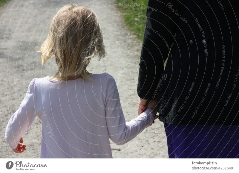 Kind an der Hand der Mutter Mutter mit Kind Kindheit Zusammensein Familie & Verwandtschaft Zusammengehörigkeitsgefühl Eltern gehen gemeinsam gemeinsam erleben