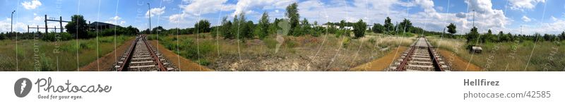 360° Panorama (Aussicht) Gleise Eisen Industrielandschaft schlechtes Wetter Himmel blau Schienenbett Metall Industriefotografie Werkshalle Wolken groß