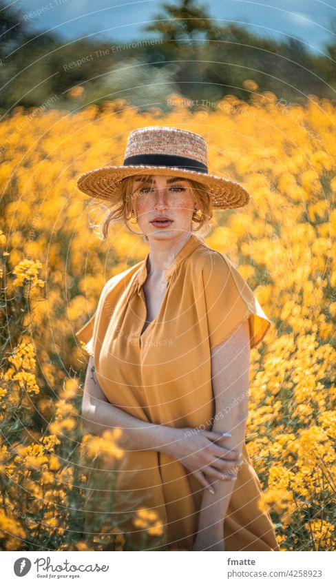 Frau mit Strohhut im Rapsfeld Rapsblüte gelb Sommer Sommersprossen beauty in nature Schönheit Natur Pflanze Rapsanbau Blühend Wachstum schöne frau