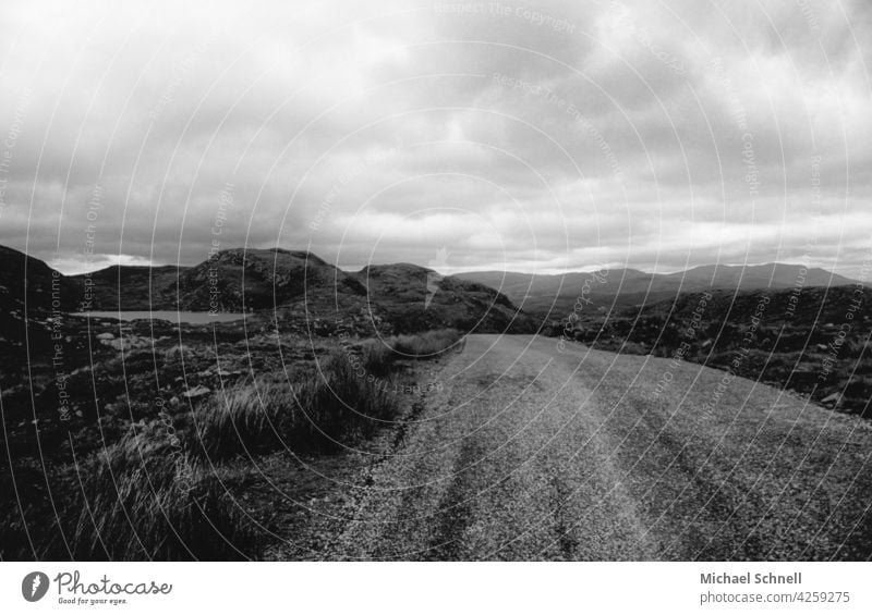 Straße in Irland Landstraße grau tiefe Wolken weite leer Menschenleer Einsam Einsamkeit Einsamkeit Stille allein melancholie melancholisch traurig Traurigkeit